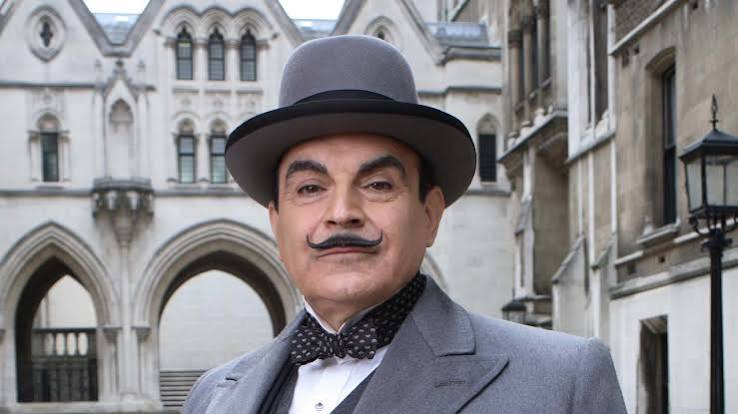 David Suchet caracterizado como Hércules Poirot