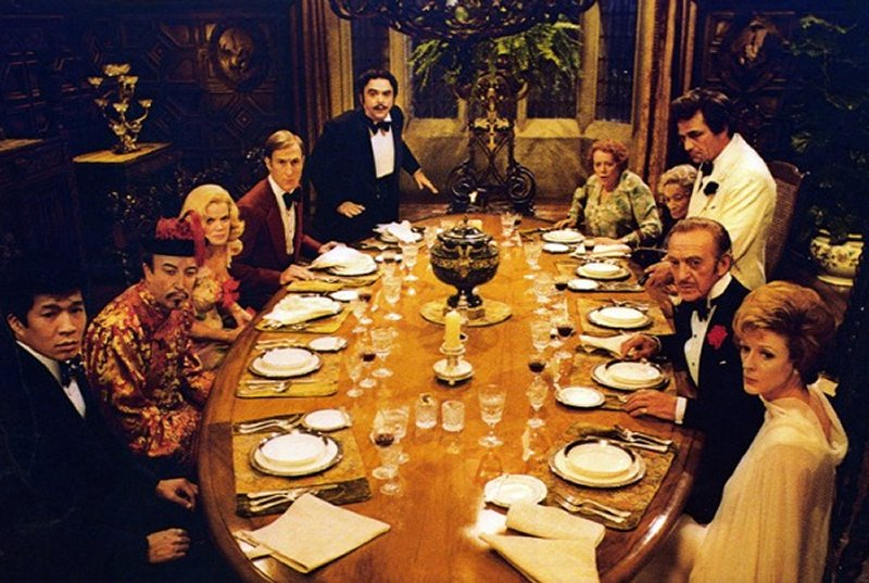 Un cadáver a los postres